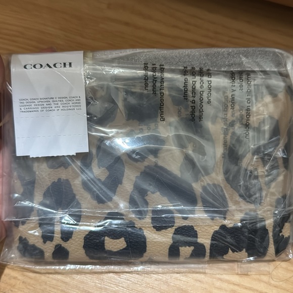 🐆Coach Corner Zip Wristlet With Leopard Print - Picture 6 of 6